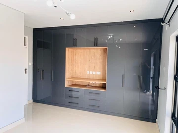 2 Bedroom Flat & Apartment