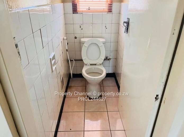 Spacious 2-Bed Flat in Belvedere with Borehole & Large Garden