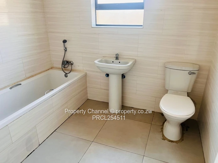 Modern 2-Bed Garden Flat: Built-in Wardrobe, Bath & Water Tank