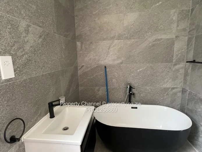 Stunning 3-Bed Home with Vaulted Beams & Kitchen Island