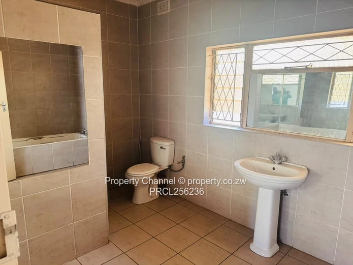 Spacious 4-Bed Family Home in Sentosa with Pool & Borehole