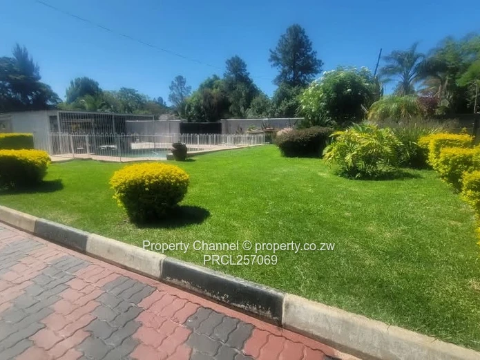 Spacious 7-Bed Home with Pool & Borehole, Greystone Park