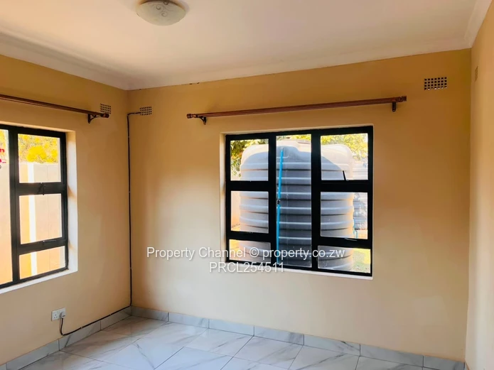 Modern 2-Bed Garden Flat: Built-in Wardrobe, Bath & Water Tank