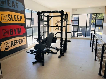 2 Bedroom Flat & Apartment