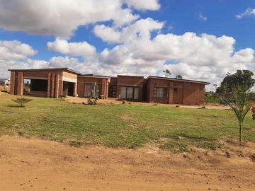 Spacious 6 Bedroom House with Borehole in Helensvale, Harare for Sale