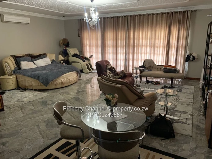 Spacious 6-Bed Philadelphia Home with Pool & Tennis Court