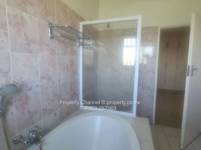 Spacious 7-Bed Home with Pool & Borehole, Greystone Park