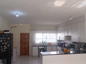 3 Bedroom Flat & Apartment