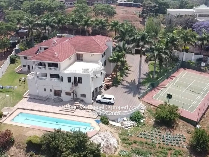 Spacious 6-Bed Philadelphia Home with Pool & Tennis Court