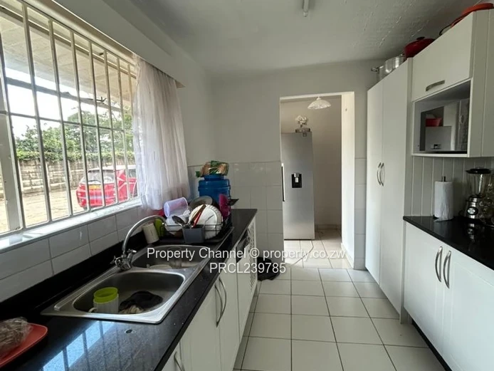 Avondale 2-Bed Garden Flat — Modern Fitted Kitchen & Garden