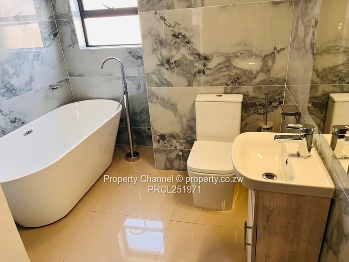 Madokero 2-Bed Flat - Pool, Borehole & Balcony