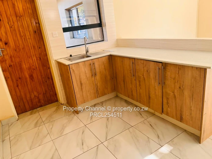 Modern 2-Bed Garden Flat: Built-in Wardrobe, Bath & Water Tank