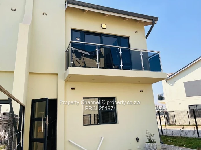 Madokero 2-Bed Flat - Pool, Borehole & Balcony