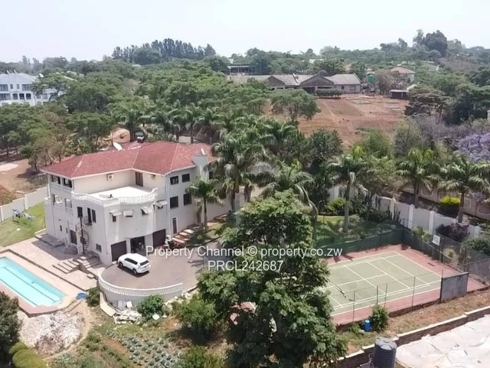 Spacious 6-Bed Philadelphia Home with Pool & Tennis Court