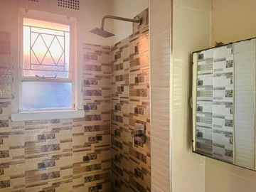 2 Bedroom Flat & Apartment