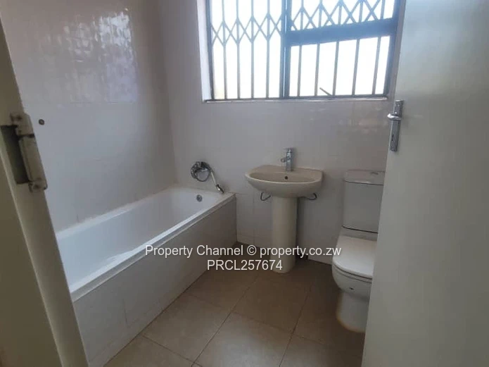 Spacious 3-Bed Cottage in Gletwin Park — Borehole & Solar