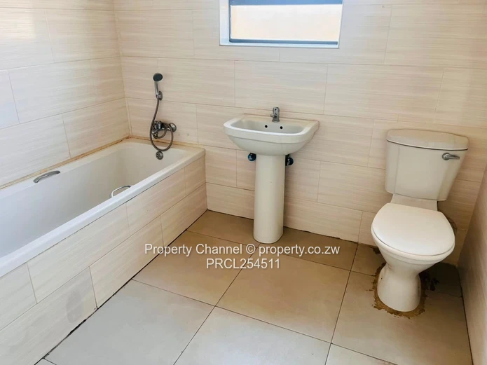 Modern 2-Bed Garden Flat: Built-in Wardrobe, Bath & Water Tank