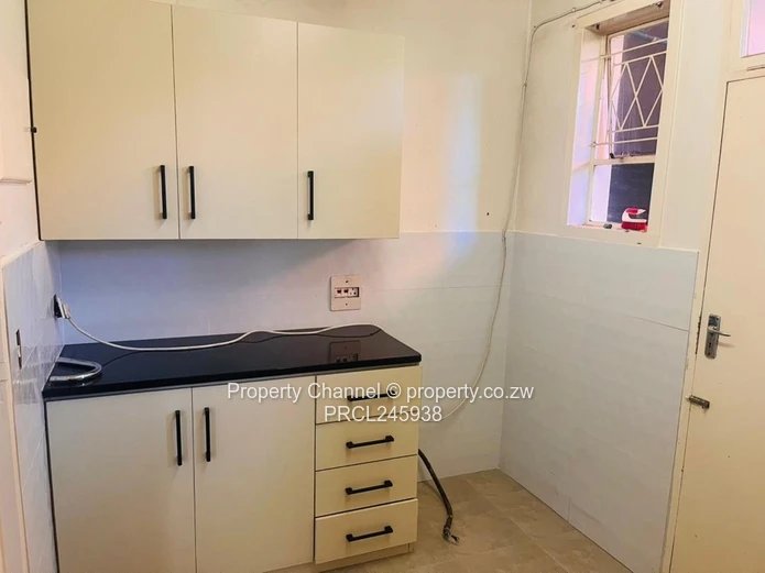 Sunlit 2-Bed Avondale Flat - Bay Window & Wooden Floors