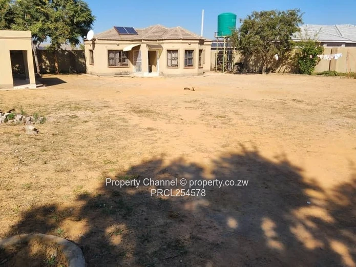 Elizabeth Park Ruwa 1019m² Residential Stand with 2 Cottages 
