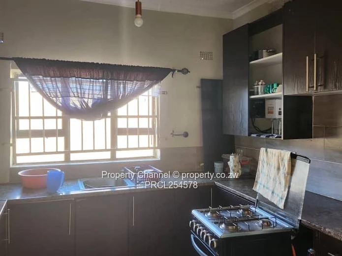 Elizabeth Park Ruwa 1019m² Residential Stand with 2 Cottages 