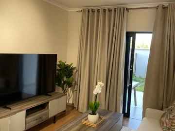 2 Bedroom Flat & Apartment