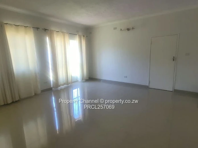 Spacious 7-Bed Home with Pool & Borehole, Greystone Park