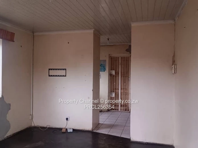 Msasa Park: 2-Bed Home with Covered Carport & Yard