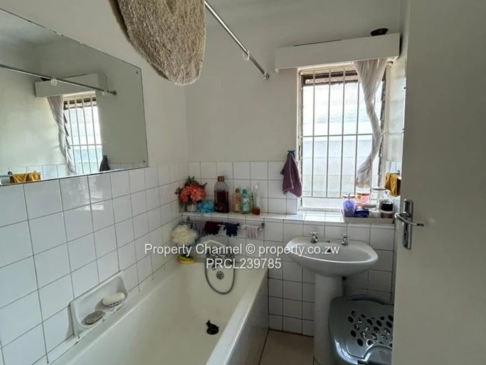 Avondale 2-Bed Garden Flat — Modern Fitted Kitchen & Garden