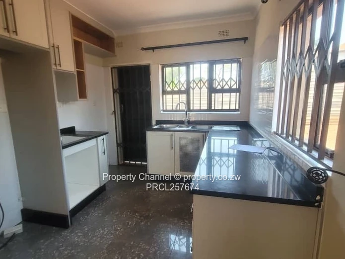 Spacious 3-Bed Cottage in Gletwin Park — Borehole & Solar