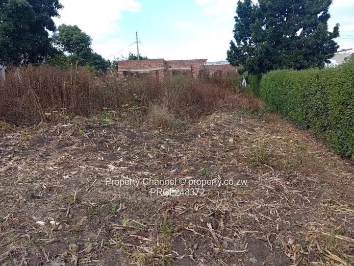 600m² Stand in Hatcliffe — Main Road Frontage, Dilapidated Incomplete Cottage.