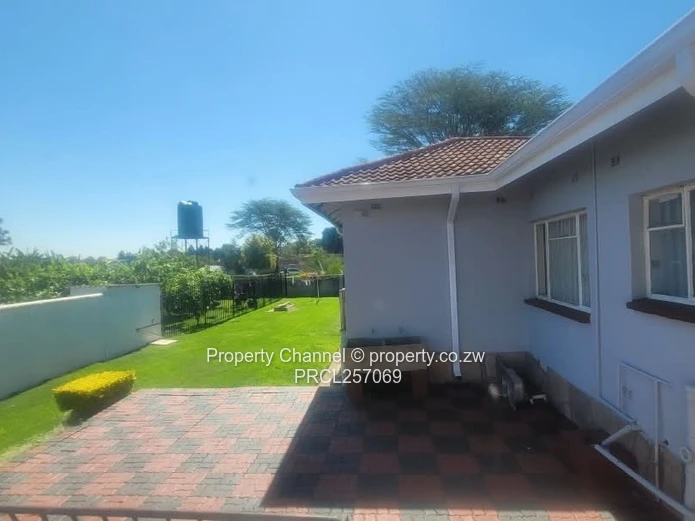 Spacious 7-Bed Home with Pool & Borehole, Greystone Park