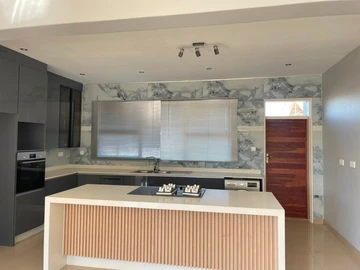 4 Bedroom Flat & Apartment